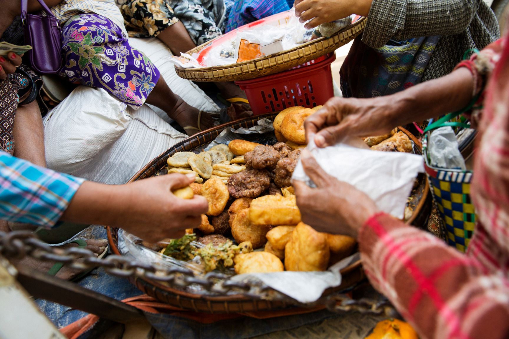 Myanmarian women eating